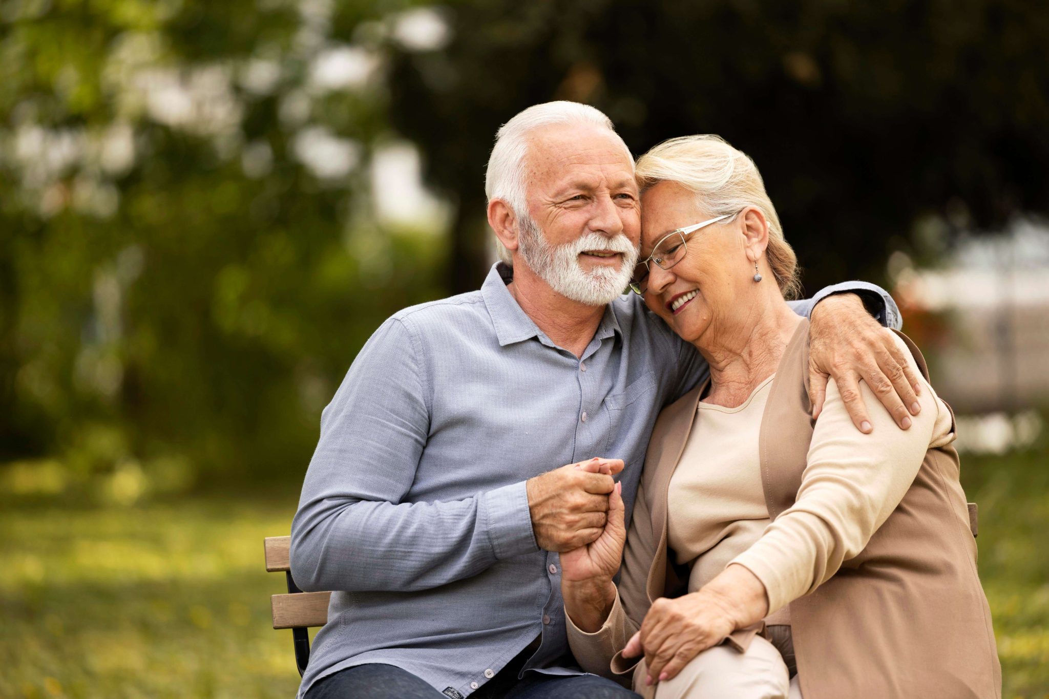 Medium Shot Smiley Senior Couple Sitting 1 2048x1365